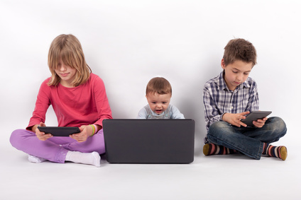 Enfant devant des écrans